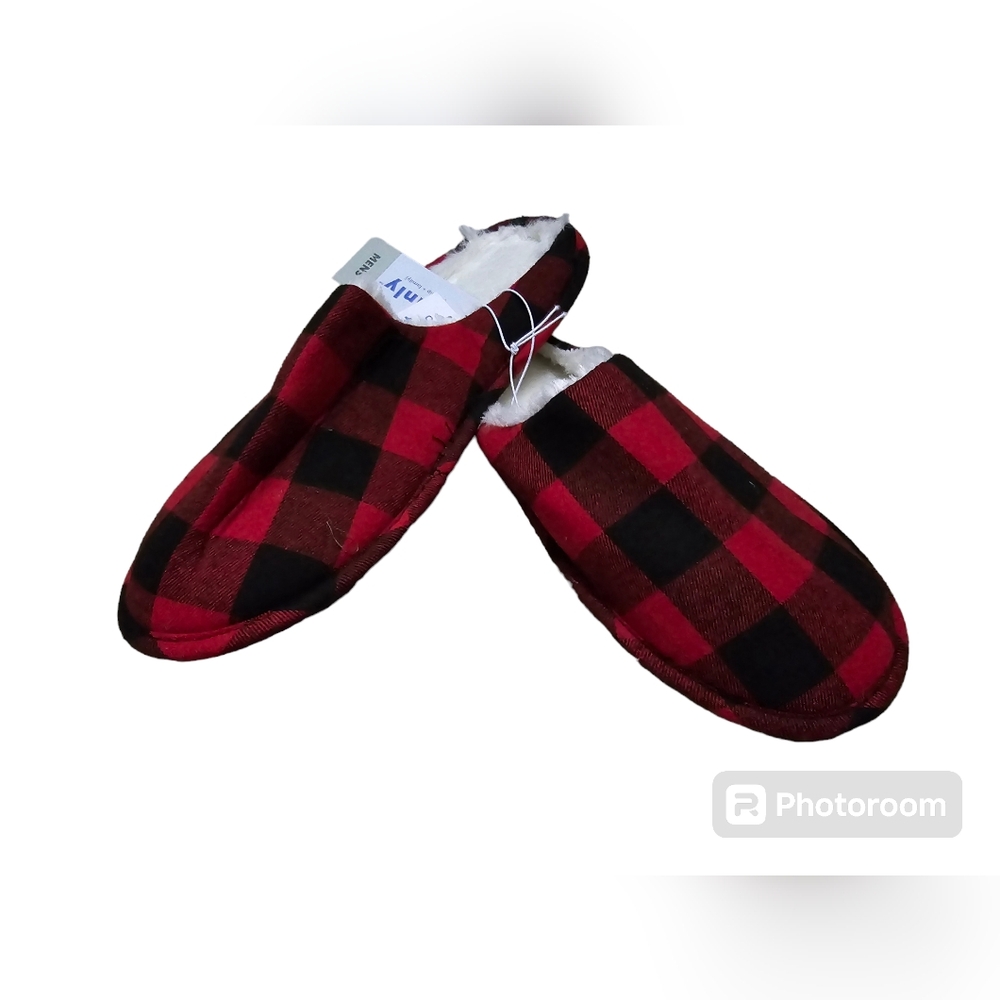 New With Tags Kinnley Fuzzy Slippers Red Plaid Multiple Sizes Available Nice